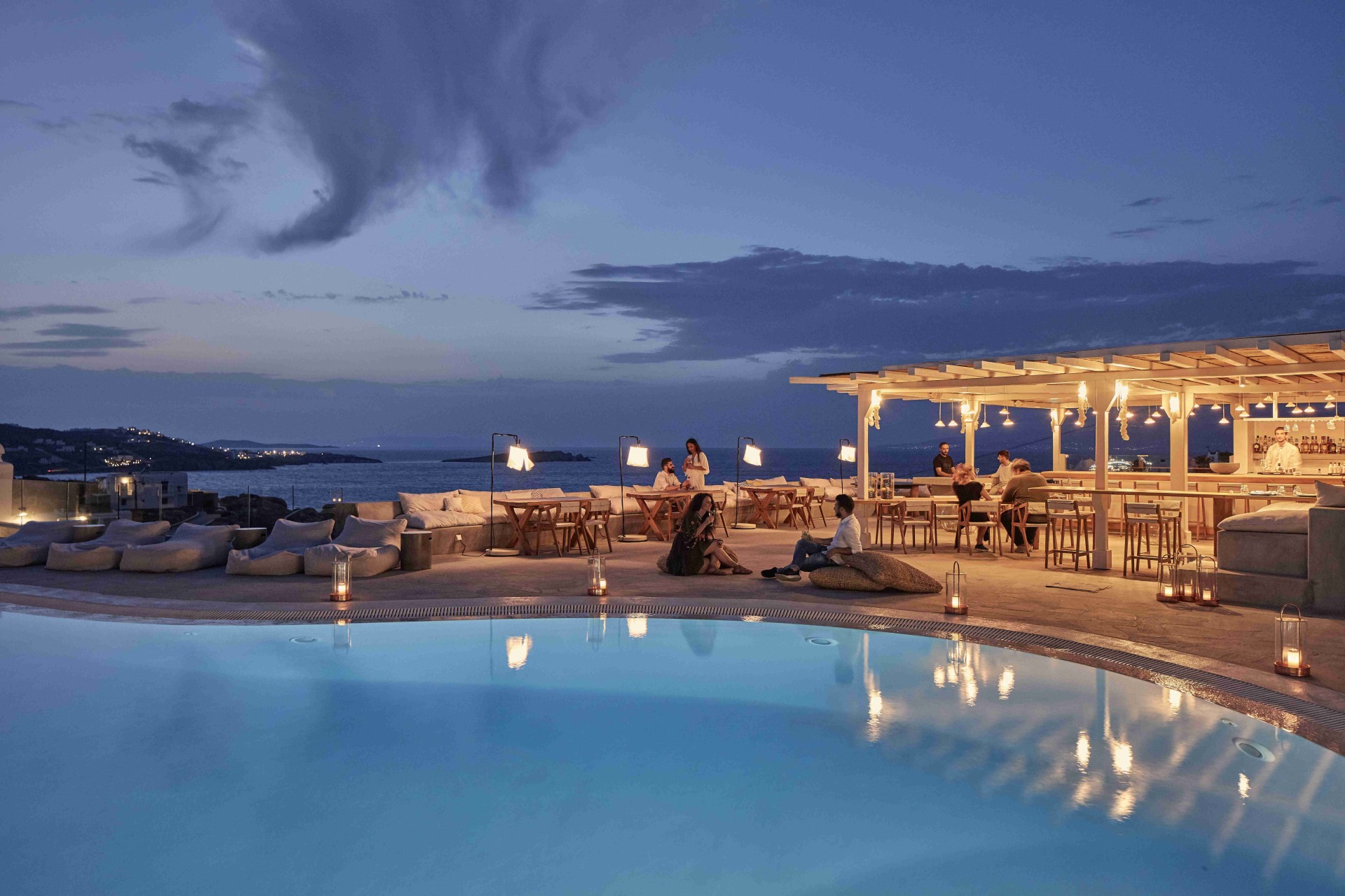 Poolbereich und Bilo Bar und Restaurant von Boheme Mykonos